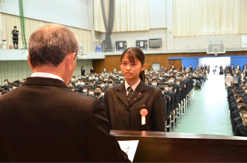 普通科総代　下之園　なる美さん　(南指宿中出身)