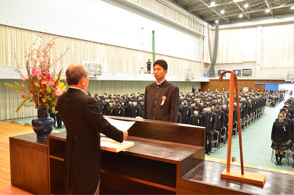 総合学科総代　原口　萌生君　(川床中出身)