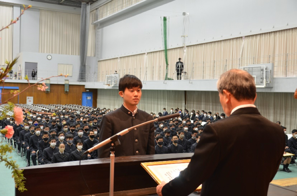 12ヶ年皆勤賞　総代　赤松政太朗君（総合学科・鴨池中出身）
